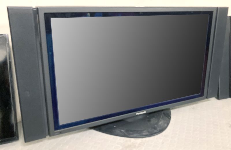 MONITEUR 42 POUCES SUR PIED DE MARQUE PANASONIC MODELE TH-42PH10BK. ARCUEIL 3 00 RESERVE.