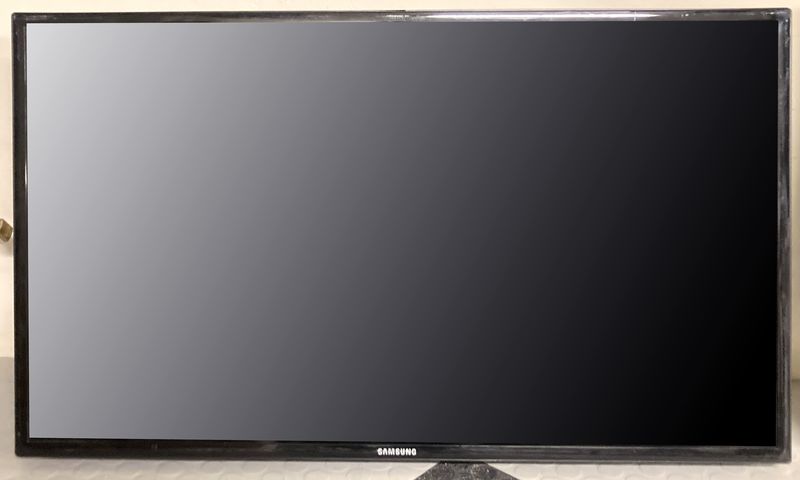 MONITEUR 40POUCES DE MARQUE SAMSUNG MODELE ED40D. ARCUEIL 3 00 RESERVE.