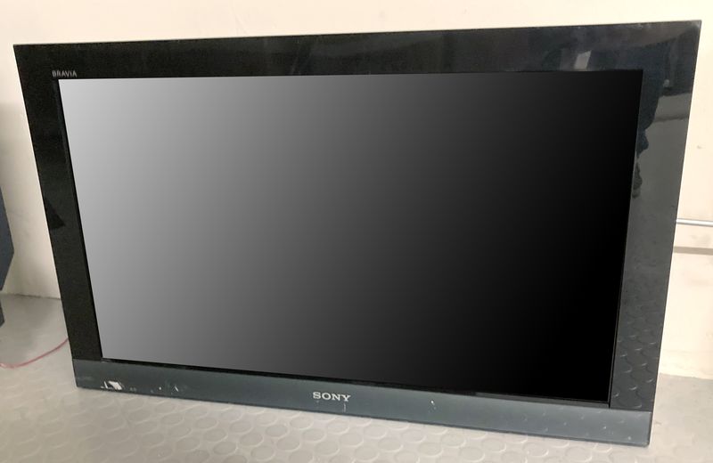 MONITEUR LCD 32 POUCES DE MARQUE SONY MODELE FWD-32P3PSE. ARCUEIL 3 00 RESERVE.