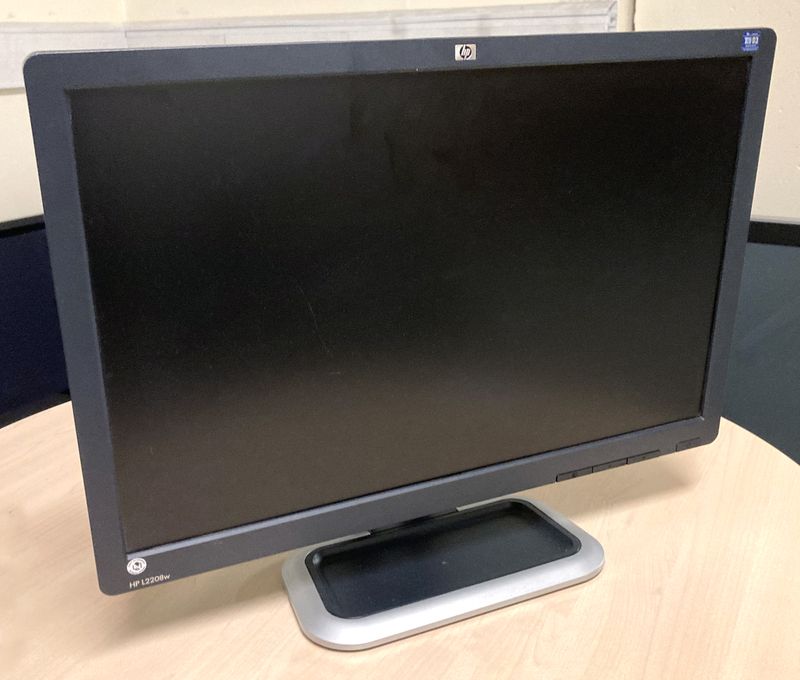 6 UNITES: MONITEUR LED 22 POUCES SUR PIED DE MARQUE HP MODELE GX007A.  ARCUEIL 3 00 RESERVE.