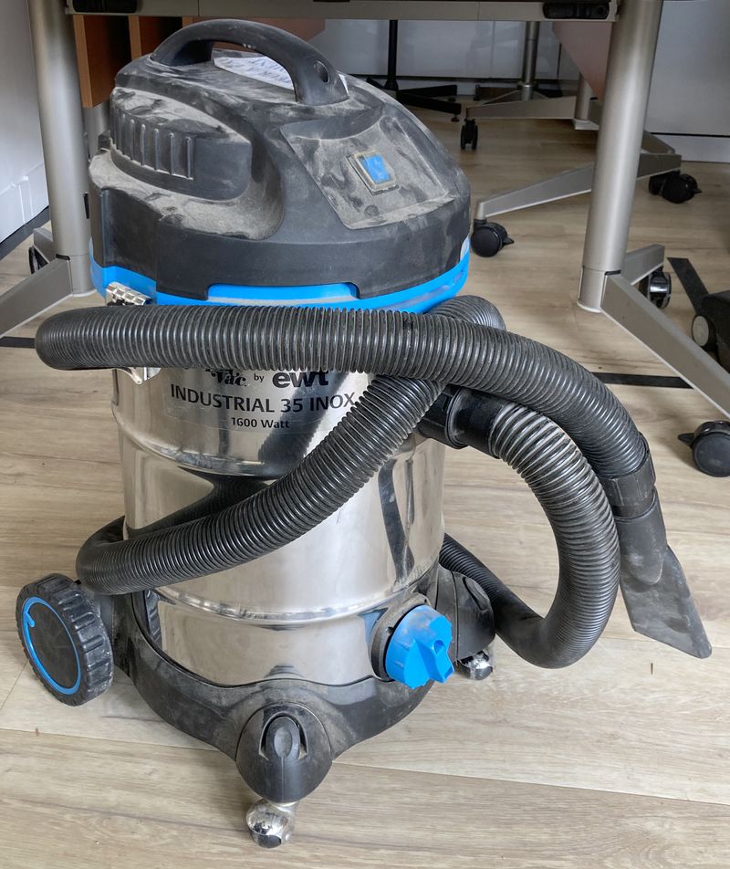 ASPIRATEUR A EAU ET POUSSIERE DE MARQUE EWT MODELE AQUAVAC INDUSTRIEL 35 INOX. 1600W. VENDU AVEC SON TUYEAU ET 1 EMBOUT. 70 X 45 X 41 CM. ARCUEIL 4.