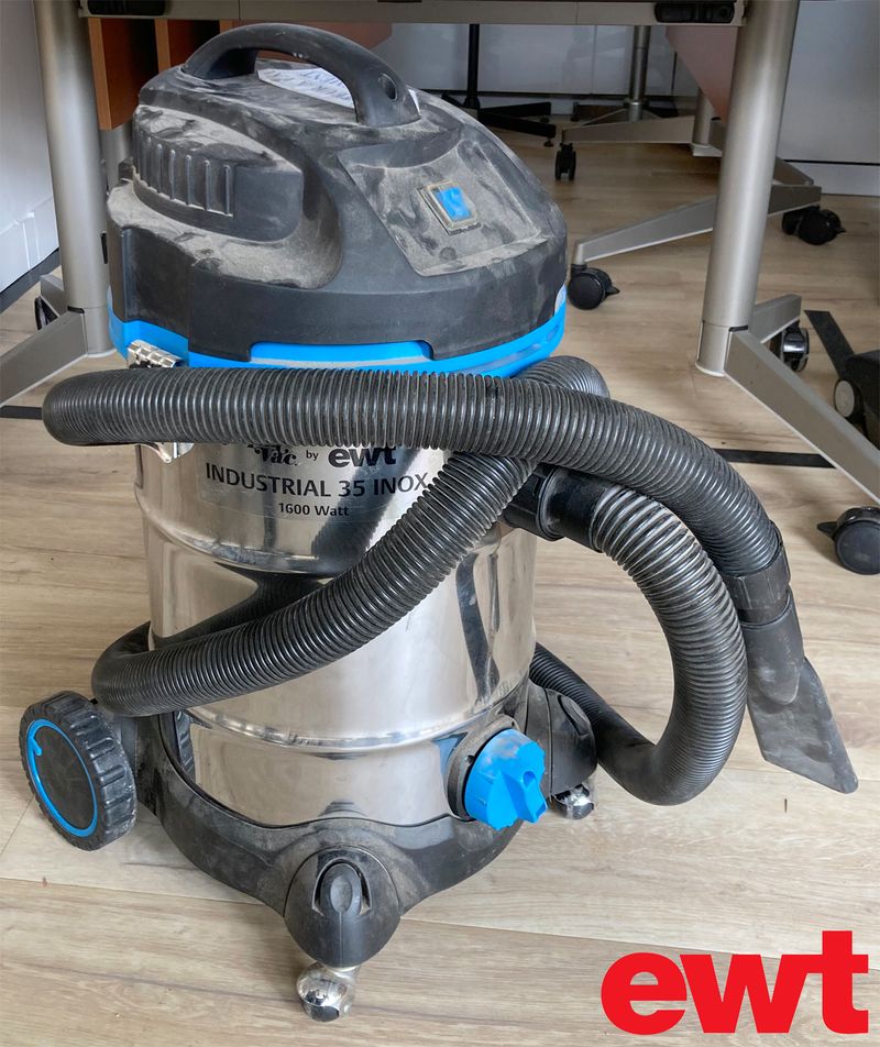 ASPIRATEUR A EAU ET POUSSIERE DE MARQUE EWT MODELE AQUAVAC INDUSTRIEL 35 INOX. 1600W. VENDU AVEC SON TUYEAU ET 1 EMBOUT. 70 X 45 X 41 CM. ARCUEIL 4.