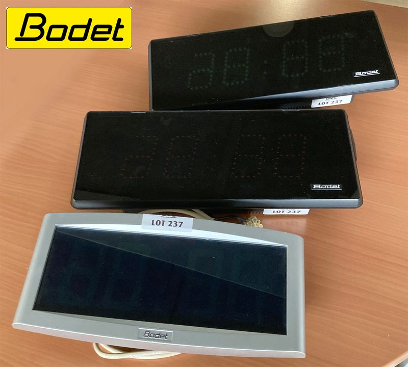 3 HORLOGES NUMERIQUES LED INFRAROUGE RADIO DE MARQUE BODET DONT 2 MODELES 936651 ET 1 MODELE 938122A. ARCUEIL 4.