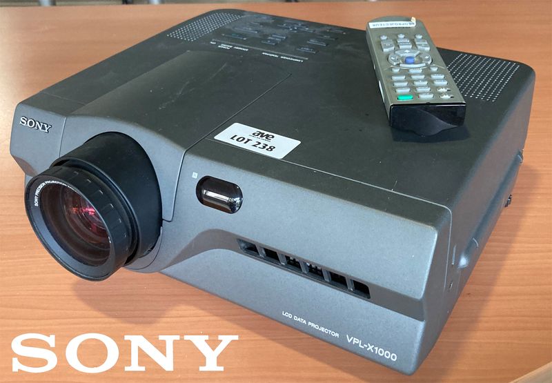 VIDEOPROJECTEUR LCD DE MARQUE SONY MODELE VPL-X100. VENDU AVEC SON CABLE D'ALIMENTATION ET SA TELECOMMANDE. ARCUEIL 4.