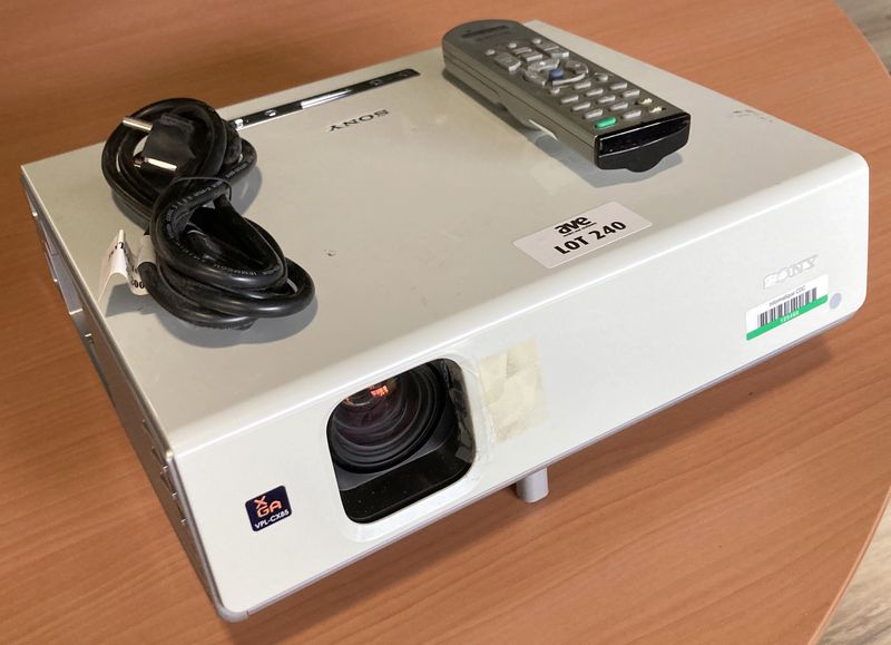 VIDEOPROJECTEUR XGA DE MARQUE SONY MODELE VPL-CX85. LAMPE HS. VENDU AVEC CABLE D'ALIMENTATION ET TELECOMMANDE. ARCUEIL 4.