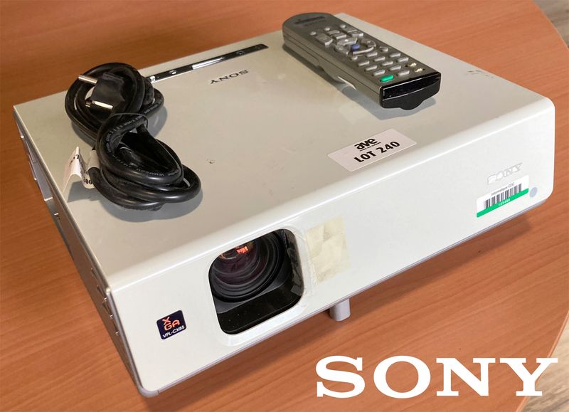 VIDEOPROJECTEUR XGA DE MARQUE SONY MODELE VPL-CX85. LAMPE HS. VENDU AVEC CABLE D'ALIMENTATION ET TELECOMMANDE. ARCUEIL 4.