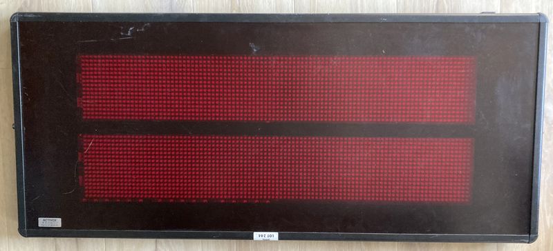 1 UNITE: ECRAN SYGNALETIQUE LED PROGRAMMABLE DE MARQUE ACTIVOX MODELE M16/2 220V. VENDU AVEC SON CABLE D'ALIMENTATION. 50 X 115 X 6 CM. ARCUEIL 4.