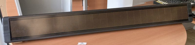 ECRAN SYGNALETIQUE LED PROGRAMMABLE DE MARQUE EMC MODELE 4200C 220V. VENDU AVEC SON CABLE D'ALIMENTATION ET SES ATTACHES MURALES. 20 X 160 X 17 CM. ARCUEIL 4.