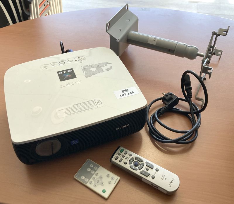 VIDEOPROJECTEUR 3 LCD DE MARQUE SONY MODELE VPL-EX4. VENDU AVEC SUPPORT PLAFOND, TELECOMMANDE ET CABLE D'ALIMENTATION. ARCUEIL 4.