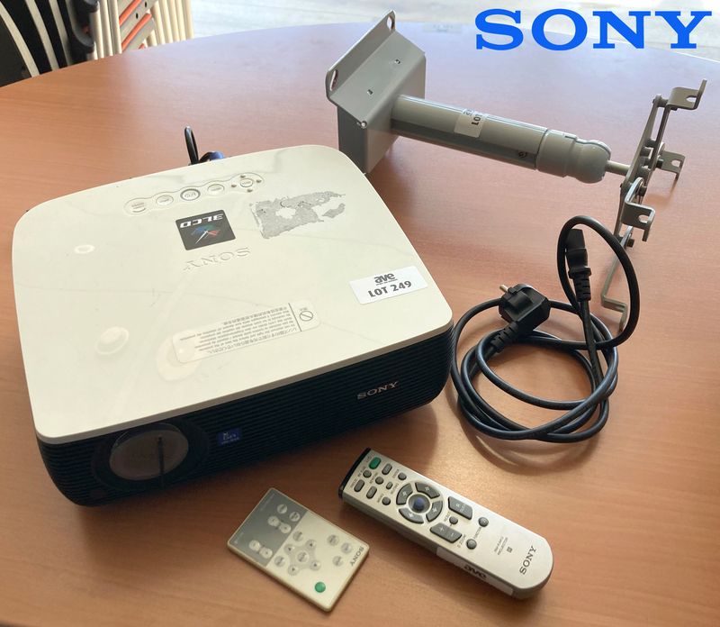 VIDEOPROJECTEUR 3 LCD DE MARQUE SONY MODELE VPL-EX4. VENDU AVEC SUPPORT PLAFOND, TELECOMMANDE ET CABLE D'ALIMENTATION. ARCUEIL 4.