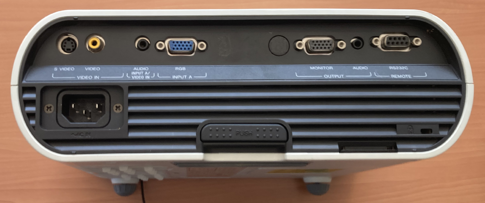 VIDEOPROJECTEUR DLP DE MARQUE SONY MODELE VPL-EX5, REF ICDC 124459 125455. VENDU AVEC CABLE D'ALIMENTATION ET TELECOMMANDE. ARCUEIL 4.