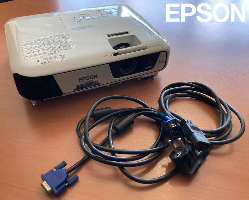 VIDEOPROJECTEUR LCD DE MARQUE EPSON MODELE H721B. VENDU AVEC CABLE D'ALIMENTATION ET VIDEO. ARCUEIL 4.