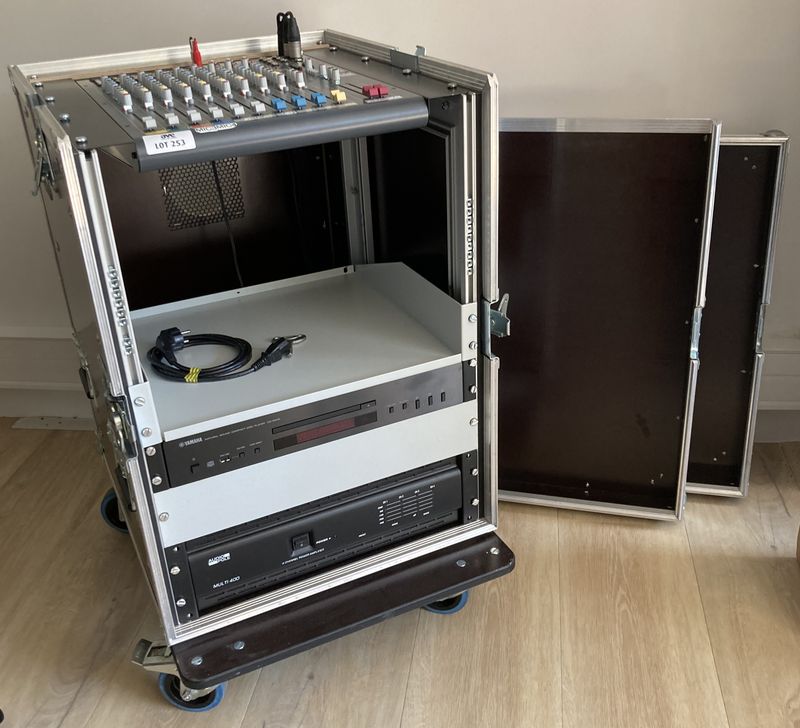 REGIE SON DANS FLYCASE SUR ROULETTES COMPRENANT : 1 AMPLIFICATEUR DE MARQUE AUDIO POLE MODELE MULTI 400, 1 LECTEUR DE CD DE MARQUE YAMAHA MODELE CD-300 ET 1 TABLE DE MIXAGE 10 VOIES DE MARQUE ALLEN & HEATH MODELE ZED 12 FX. 94 X 53 X 67 CM. ARCUEIL 4.