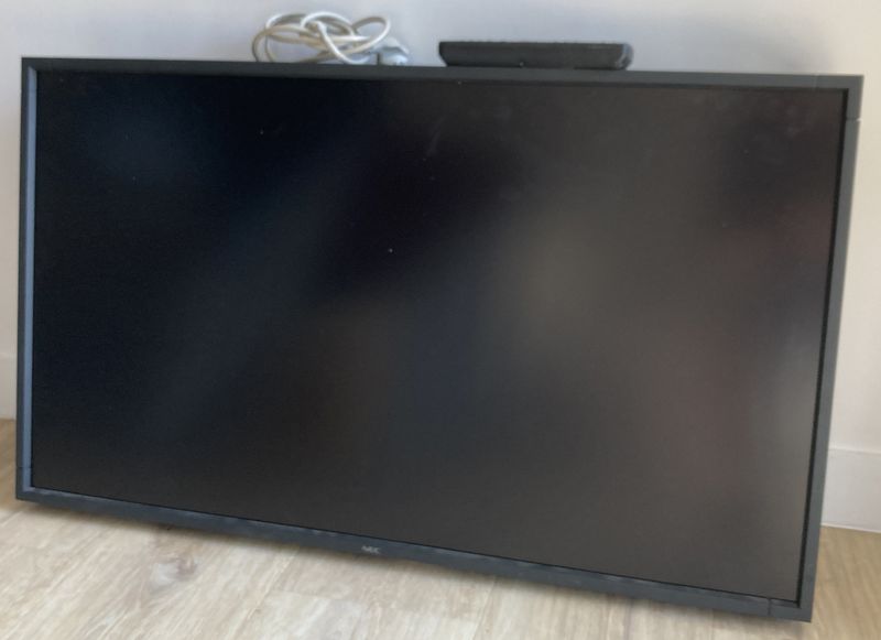 MONITEUR A ECRAN LCD DE 40 POUCES DE MARQUE NEC MODELE MULTISYNC LCD4020. VENDU AVEC SON CABLE D'ALIMENTATION ET SA TELECOMMANDE. ARCUEIL 4.