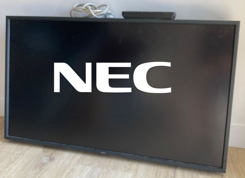 MONITEUR A ECRAN LCD DE 40 POUCES DE MARQUE NEC MODELE MULTISYNC LCD4020. VENDU AVEC SON CABLE D'ALIMENTATION ET SA TELECOMMANDE. ARCUEIL 4.