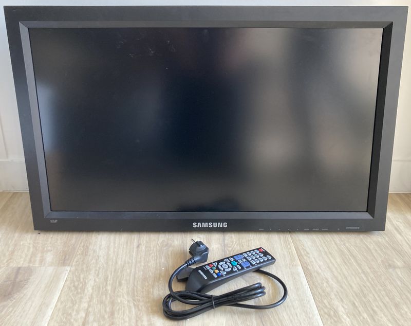 MONITEUR A ECRAN LCD DE 32 POUCES DE MARQUE SAMSUNG MODELE 320MX-3. VENDU AVEC SON CABLE D'ALIMENTATION ET SA TELECOMMANDE. 2 UNITES. VENDU A L'UNITE AVEC FACULTE DE REUNION. ARCUEIL 4.