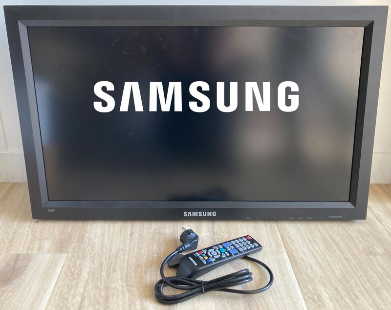 MONITEUR A ECRAN LCD DE 32 POUCES DE MARQUE SAMSUNG MODELE 320MX-3. VENDU AVEC SON CABLE D'ALIMENTATION ET SA TELECOMMANDE. 2 UNITES. VENDU A L'UNITE AVEC FACULTE DE REUNION. ARCUEIL 4.