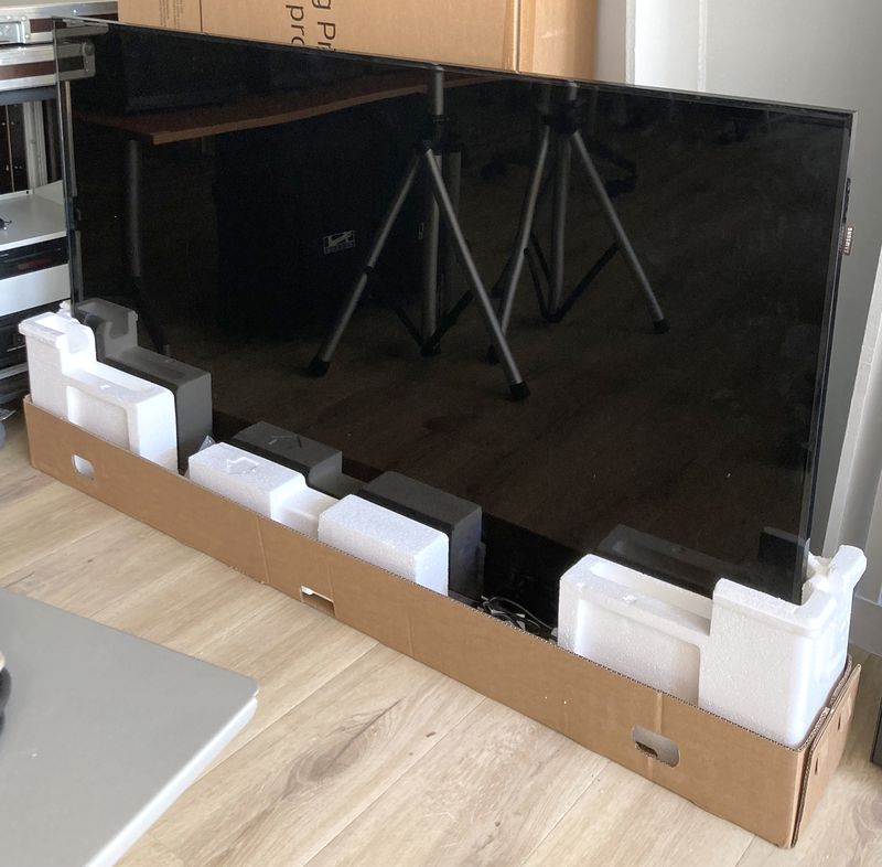 TELEVISEUR A ECRAN LED DE 75 POUCES DE MARQUE SAMSUNG MODELE ED75E. VENDU AVEC SA TELECOMMANDE ET SON CABLE D'ALIMENTATION. VENDU DANS SON EMBALLAGE D'ORIGINE. NON TESTE. ARCUEIL 4.