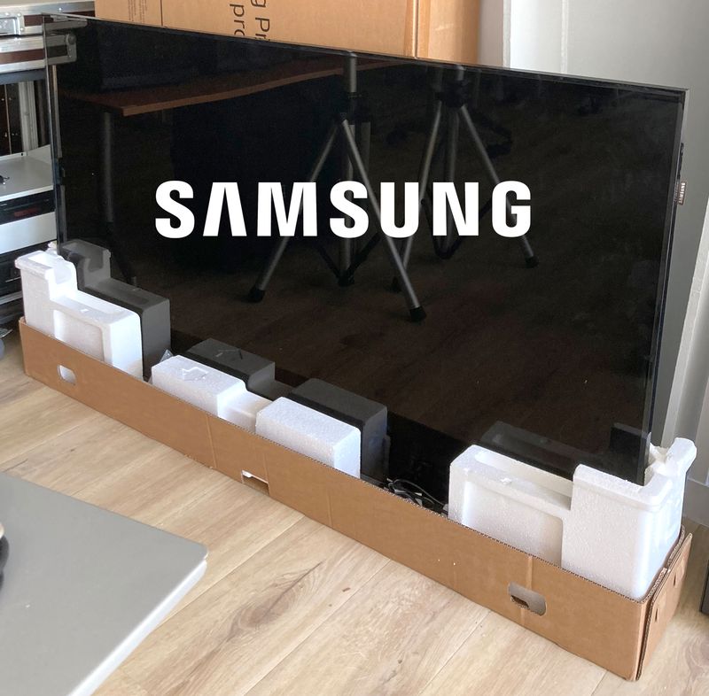 TELEVISEUR A ECRAN LED DE 75 POUCES DE MARQUE SAMSUNG MODELE ED75E. VENDU AVEC SA TELECOMMANDE ET SON CABLE D'ALIMENTATION. VENDU DANS SON EMBALLAGE D'ORIGINE. NON TESTE. ARCUEIL 4.