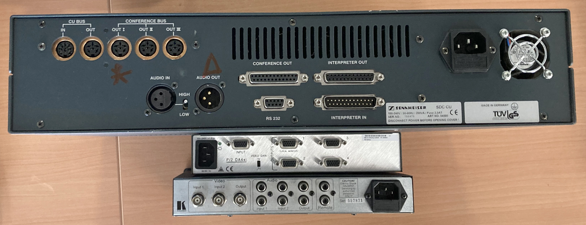 3 MODULES AUDIO ET VIDEO RACKABLES DONT : 1 REPETITEUR VIDEO DE MARQUE EXTRON MODELE VGA DISTRIBUTION AMPLIFIER, 1 MODULE AUDIO DE MARQUE KRAMER MODELE VIDEO-AUDIO STANDBY VM-24N ET UNE UNITE CENTRALE DE MARQUE SENNHEISER MODELE SDC CENTRAL UNIT. ARCUEIL 4.