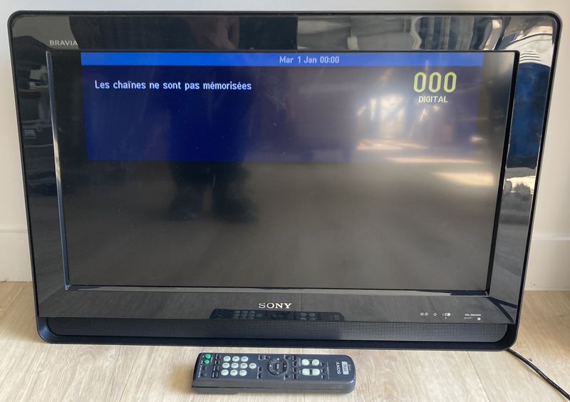 TELEVISION LCD DE MARQUE SONY MODELE KDL-26S4000 AVEC SON ATTACHE MURALE SON CABLE D'ALIMENTATION ET SA TELECOMMANDE. ARCUEIL 4.