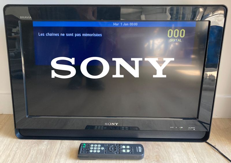 TELEVISION LCD DE MARQUE SONY MODELE KDL-26S4000 AVEC SON ATTACHE MURALE SON CABLE D'ALIMENTATION ET SA TELECOMMANDE. ARCUEIL 4.