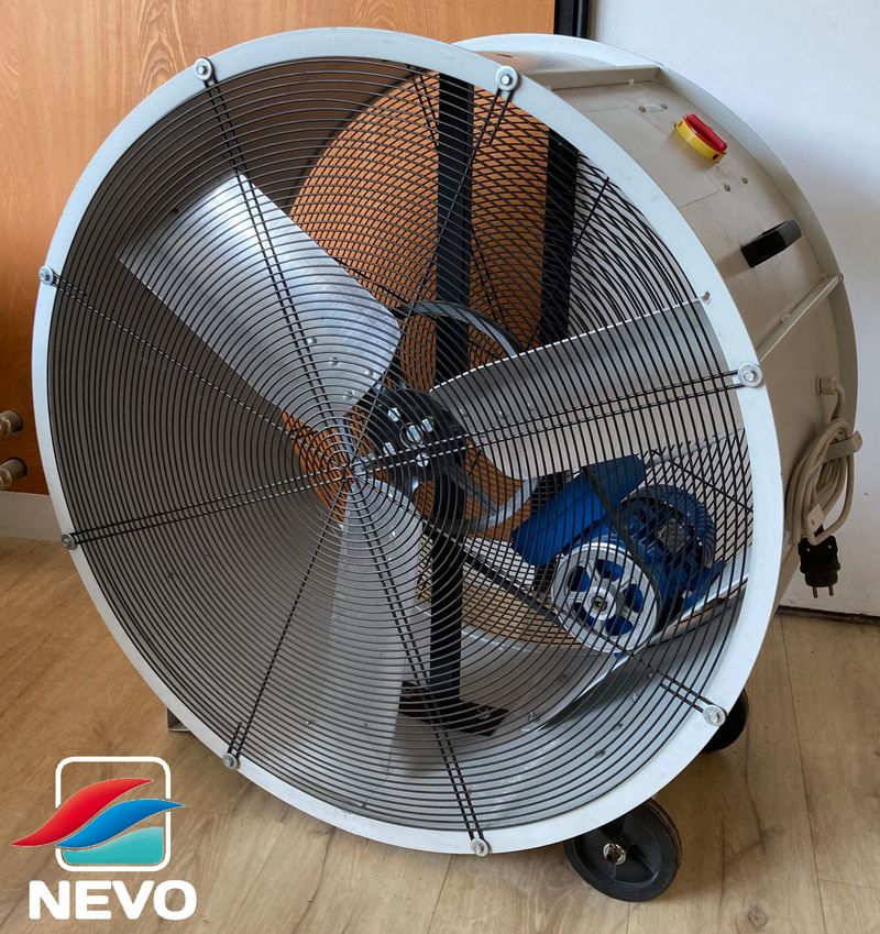 1 UNITE: VENTILATEUR MOBILE SUR 2 ROULETTES DE MARQUE NEVO MODELE SPEEDAIR 100 220V EN ACIER LAQUE GRIS CLAIR AVEC BOUTON D'ARRET D'URGENCE. 220V. 102 X 100 X 51 CM. ARCUEIL 4.