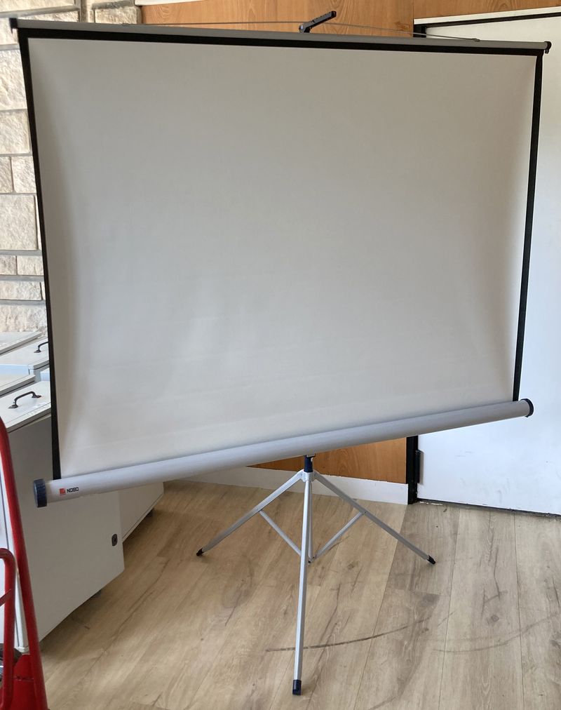 ECRAN DE PROJECTION MANUEL PLIANT SUR TREPIED DE MARQUE ACCO MODELE NOBO. DIMENSION PLIEE : 192 X 90 X 90 CM. DIMENSION DE L'ECRAN : 127 X 170 CM. ARCUEIL 4.