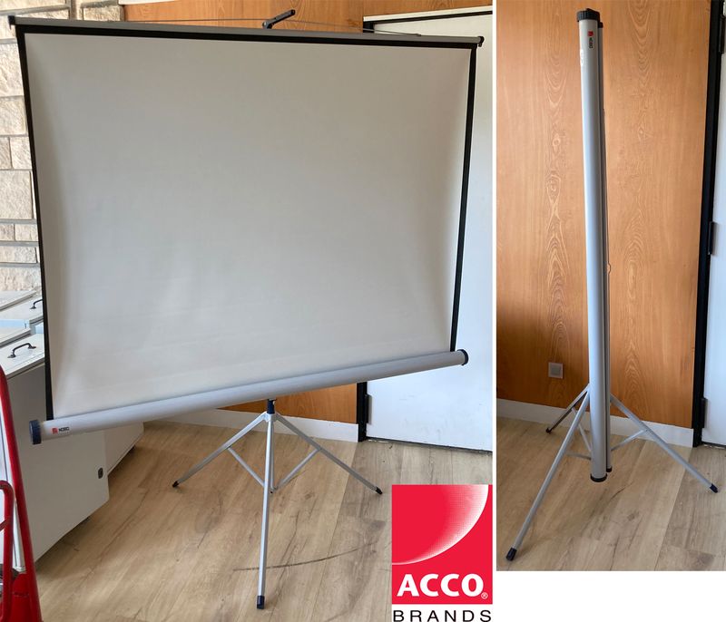 ECRAN DE PROJECTION MANUEL PLIANT SUR TREPIED DE MARQUE ACCO MODELE NOBO. DIMENSION PLIEE : 192 X 90 X 90 CM. DIMENSION DE L'ECRAN : 127 X 170 CM. ARCUEIL 4.