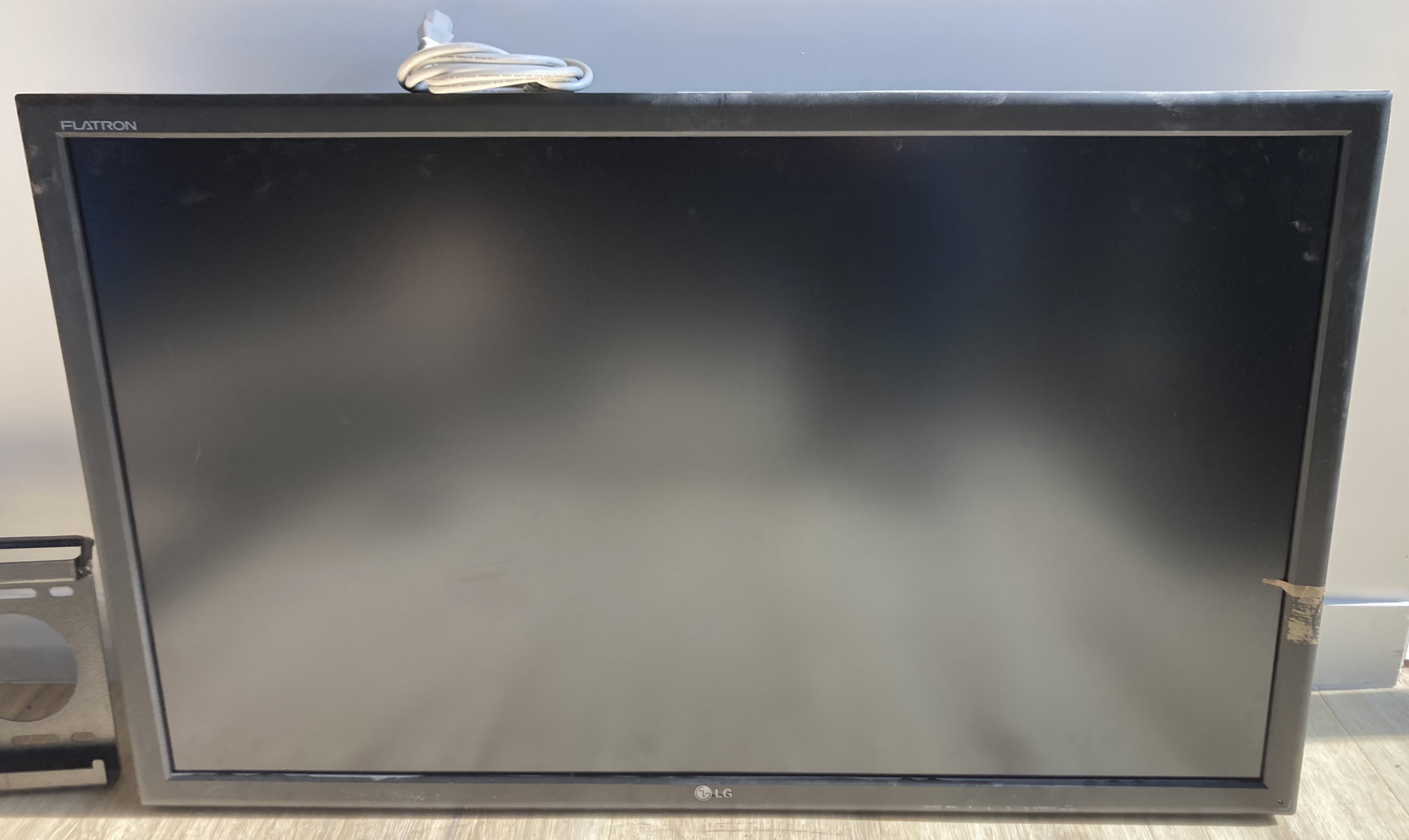 MONITEUR A ECRAN LED DE 42 POUCES DE MARQUE LG MODEL FLATRON M4210CE. VENDU AVEC SON ATTACHE PLAFON ET SON CABLE D'ALIMENTATION. 2 UNITES. VENDU A L'UNITE AVEC FACULTE DE REUNION. ARCUEIL 4.