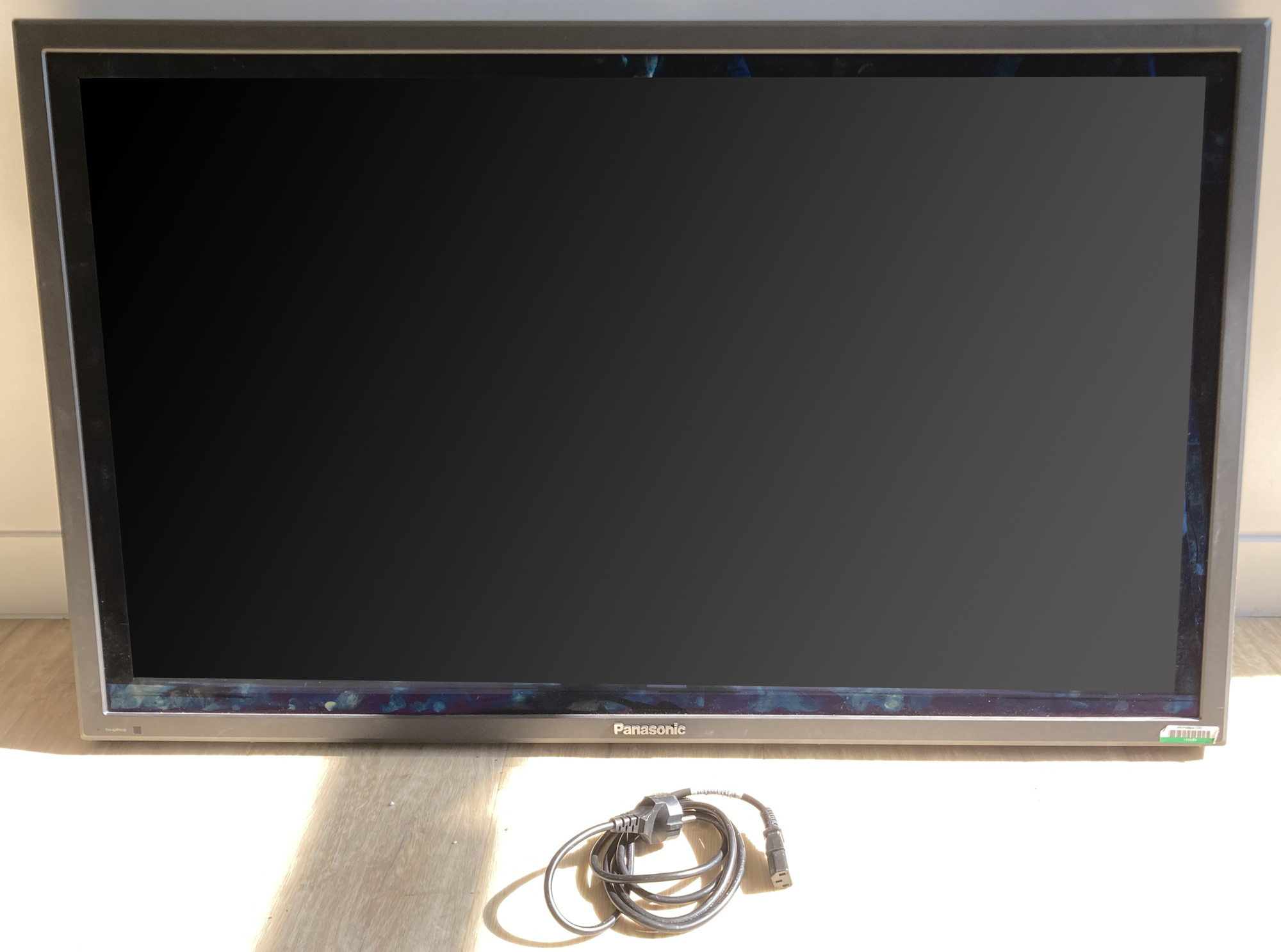 MONITEUR A ECRAN LED DE 42 POUCES DE MARQUE PANASONIC MODELE TH-42PH10BK. VENDU AVEC SON CABLE D'ALIMENTATION. ARCUEIL 4.