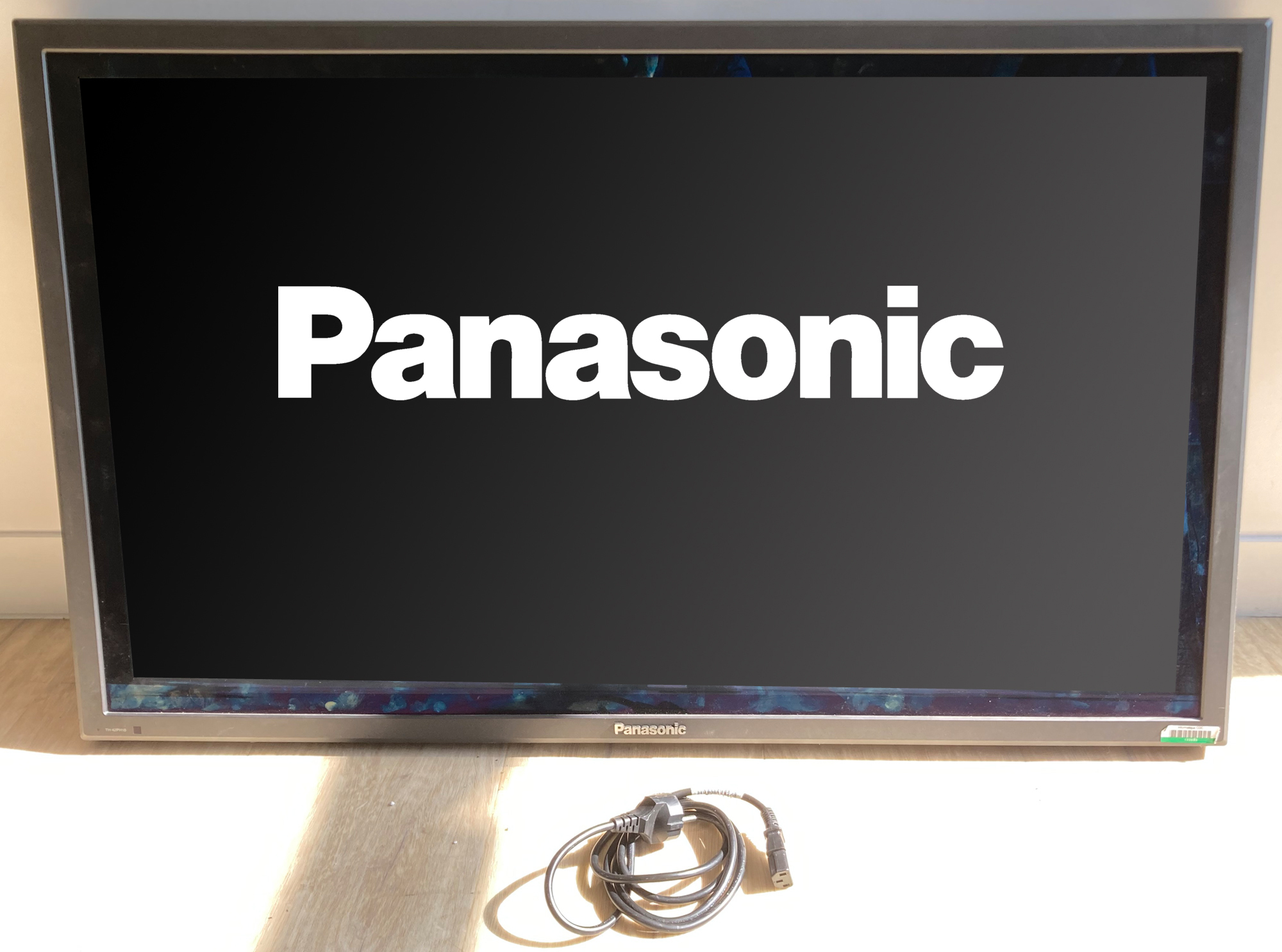 MONITEUR A ECRAN LED DE 42 POUCES DE MARQUE PANASONIC MODELE TH-42PH10BK. VENDU AVEC SON CABLE D'ALIMENTATION. ARCUEIL 4.