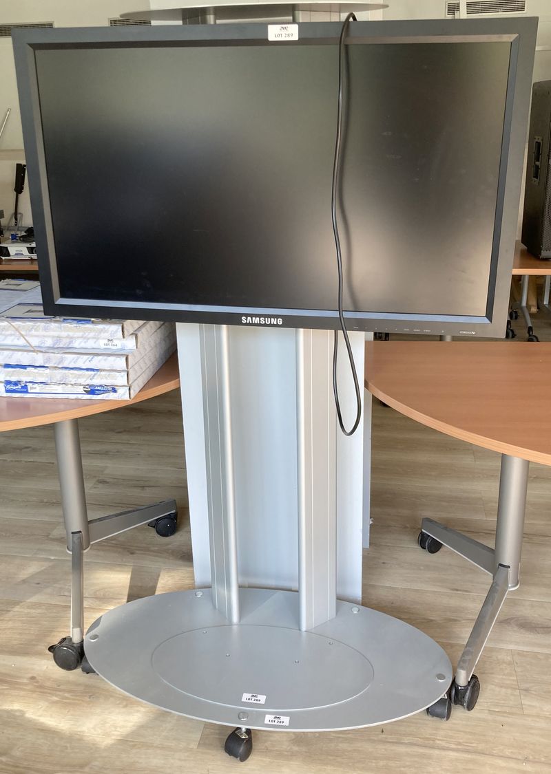 MONITEUR A ECRAN LCD DE 40 POUCES DE MARQUE SAMSUNG MODELE 400MX-2. VENDU SUR SON PIED EN ACIER LAQUE GRIS SUR ROULETTES. 160 X 94 X 50 CM. ARCUEIL 4.