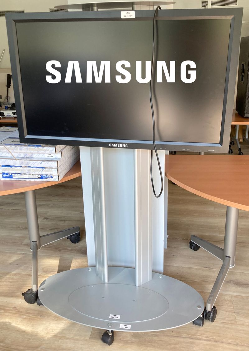 MONITEUR A ECRAN LCD DE 40 POUCES DE MARQUE SAMSUNG MODELE 400MX-2. VENDU SUR SON PIED EN ACIER LAQUE GRIS SUR ROULETTES. 160 X 94 X 50 CM. ARCUEIL 4.