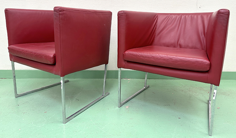 PAIRE DE FAUTEUILS DESIGN ANTONIO CITTERIO MODELE SOLO EDITION B&B ITALIA, DOSSIER ACCOUDOIR ET ASSISE EN CUIR DE COULEUR ROUGE REPOSANT SUR UN PIETEMENT LUGE EN ALUMINIUM POLI. 70 X 64 X 58 CM. LOCALISATION : ARCUEIL SOUS SOL POSTE.