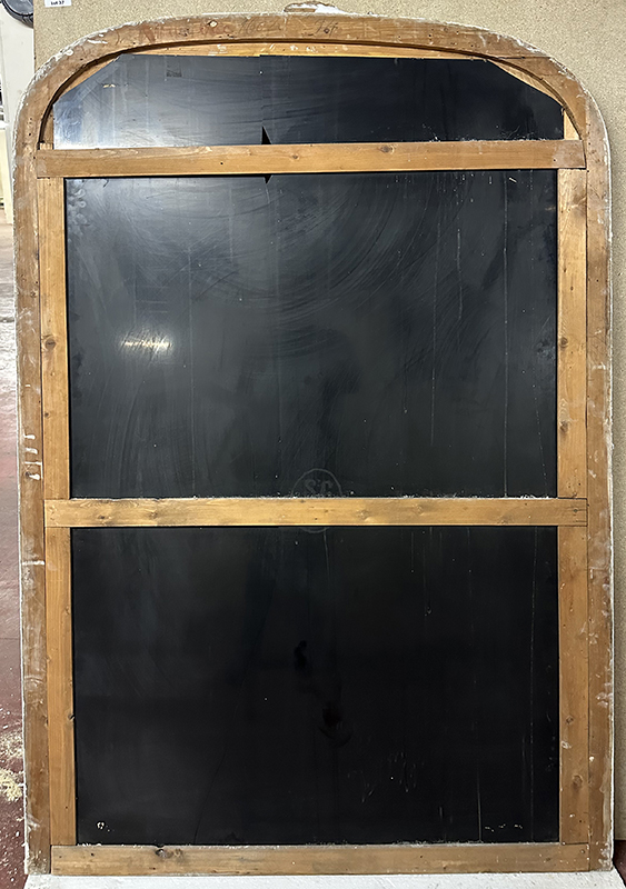 MIROIR DE CHEMINEE DE STYLE DU 18EME SIECLE EN BOIS ET STUC DORE. VENDU AVEC SA CAISSE DE TRANSPORT. MIROIR CASSE. PETITS ECLATS ET MANQUES. 210 X 140 X 6 CM. LOCALISATION : ARCUEIL SOUS SOL POSTE.