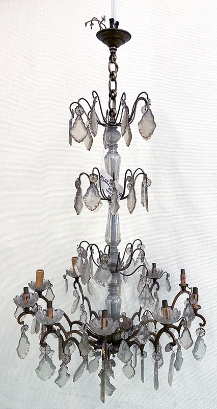 LUSTRE A 10 BRAS DE LUMIERE EN VERRE ET LAITON A DECORS DE PENDELOQUE SUR 4 NIVEAUX. 110 X 65 CM. VENDU AVEC SA CAISSE DE TRANSPORT. LOCALISATION : ARCUEIL RESERVE 00 SALLE 14