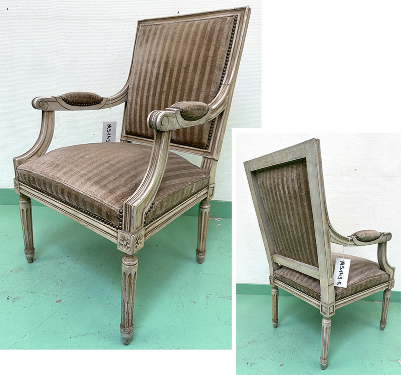 5 FAUTEUILS DE STYLE LOUIS XVI DOSSIER ACCOUDOIR ET ASSISE EN VELOURS CLOUTE RAYE DANS LES TONS NOISETTE ET MARRON GLACE, STRUCTURE EN BOIS SCULPTE ET PIEDS CANELES PEINTS DE COULEUR BLANC CASSE. 90 X 59 X 56 CM.  LOCALISATION : ARCUEIL RESERVE 00 SALLE 14