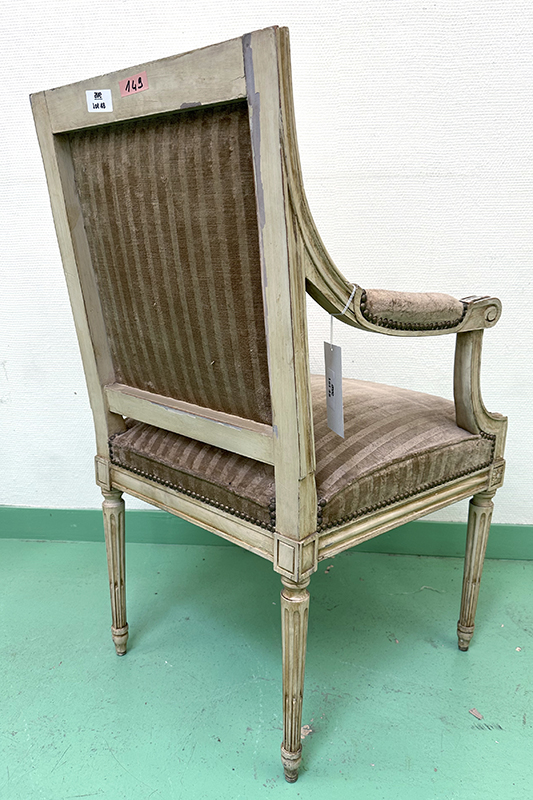 FAUTEUIL DE STYLE LOUIS XVI DOSSIER ACCOUDOIR ET ASSISE EN VELOURS CLOUTE RAYE DANS LES TONS NOISETTE ET MARRON GLACE, STRUCTURE EN BOIS SCULPTE ET PIEDS CANELES PEINTS DE COULEUR BLANC CASSE. 98 X 59 X 56 CM.  LOCALISATION : ARCUEIL RESERVE 00 SALLE 14