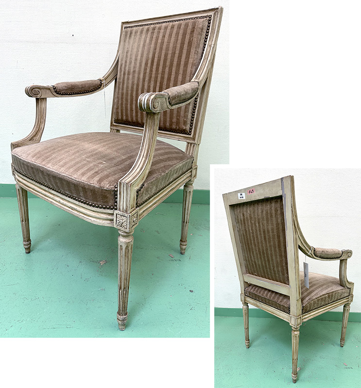 FAUTEUIL DE STYLE LOUIS XVI DOSSIER ACCOUDOIR ET ASSISE EN VELOURS CLOUTE RAYE DANS LES TONS NOISETTE ET MARRON GLACE, STRUCTURE EN BOIS SCULPTE ET PIEDS CANELES PEINTS DE COULEUR BLANC CASSE. 98 X 59 X 56 CM.  LOCALISATION : ARCUEIL RESERVE 00 SALLE 14