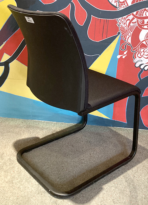 PAIRE DE CHAISE VISITEUR DE MARQUE STEELCASE MODELE EASTSIDE LUGE, DOSSIER ET ASSISE EN TISSU DE COULEUR NOIR REPOSANT SUR UN PIETEMENT LUGE EN ACIER LAQUE DE COULEUR NOIR. 82 X 45 X 59 CM. 8 UNITES. VENDU A L'UNITE AVEC FACULTE DE REUNION. CLUB.