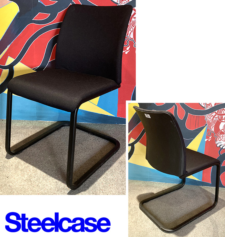 PAIRE DE CHAISE VISITEUR DE MARQUE STEELCASE MODELE EASTSIDE LUGE, DOSSIER ET ASSISE EN TISSU DE COULEUR NOIR REPOSANT SUR UN PIETEMENT LUGE EN ACIER LAQUE DE COULEUR NOIR. 82 X 45 X 59 CM. 8 UNITES. VENDU A L'UNITE AVEC FACULTE DE REUNION. CLUB.