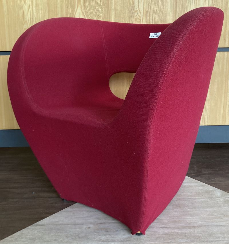 FAUTEUIL DESIGN RON ARAD MODELE LITTLE ALBERT EDITIONS MOROSO EN TISSU DE COULEUR ROUGE. USURE D'USAGE. 75 X 75 X 67 CM. 2 UNITES. VENDU A L'UNITE AVEC FACULTE DE REUNION. ARCUEIL 4.