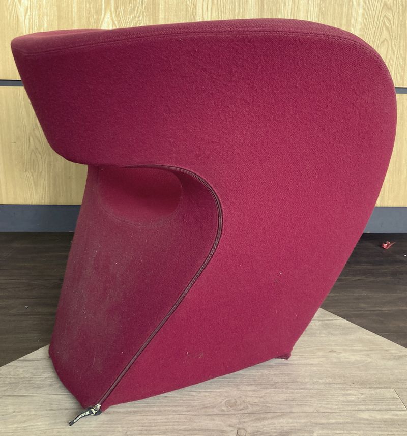 1 UNITE: FAUTEUIL DESIGN RON ARAD MODELE LITTLE ALBERT EDITIONS MOROSO EN TISSU DE COULEUR ROUGE. USURE D'USAGE. 75 X 75 X 67 CM. ARCUEIL 4.