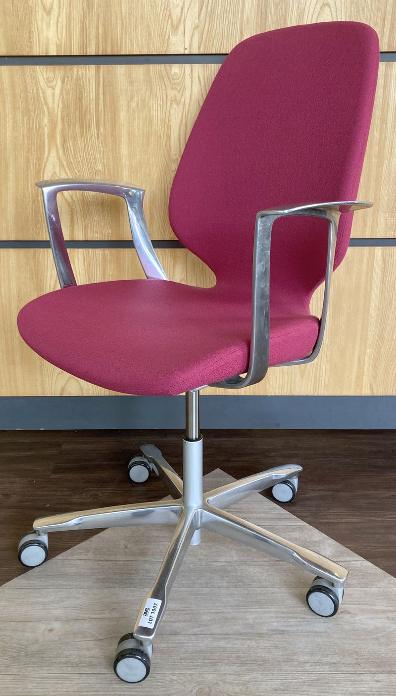 FAUTEUIL DE BUREAU SUR ROULETTE A HAUTEUR AJUSTABLE DE MARQUE KINNARPS MODELE MONROE A DOSSIER ET ASSISE EN TISSU DE COULEUR ROSE, ACCOUDOIRS ET PIETEMENT ETOILE EN ALUMINIUM POLI. 105 X 64 X 70 CM. 15 UNITES. VENDU A L'UNITE AVEC FACULTE DE REUNION. ARCUEIL 4, ARCUEIL 3 00.