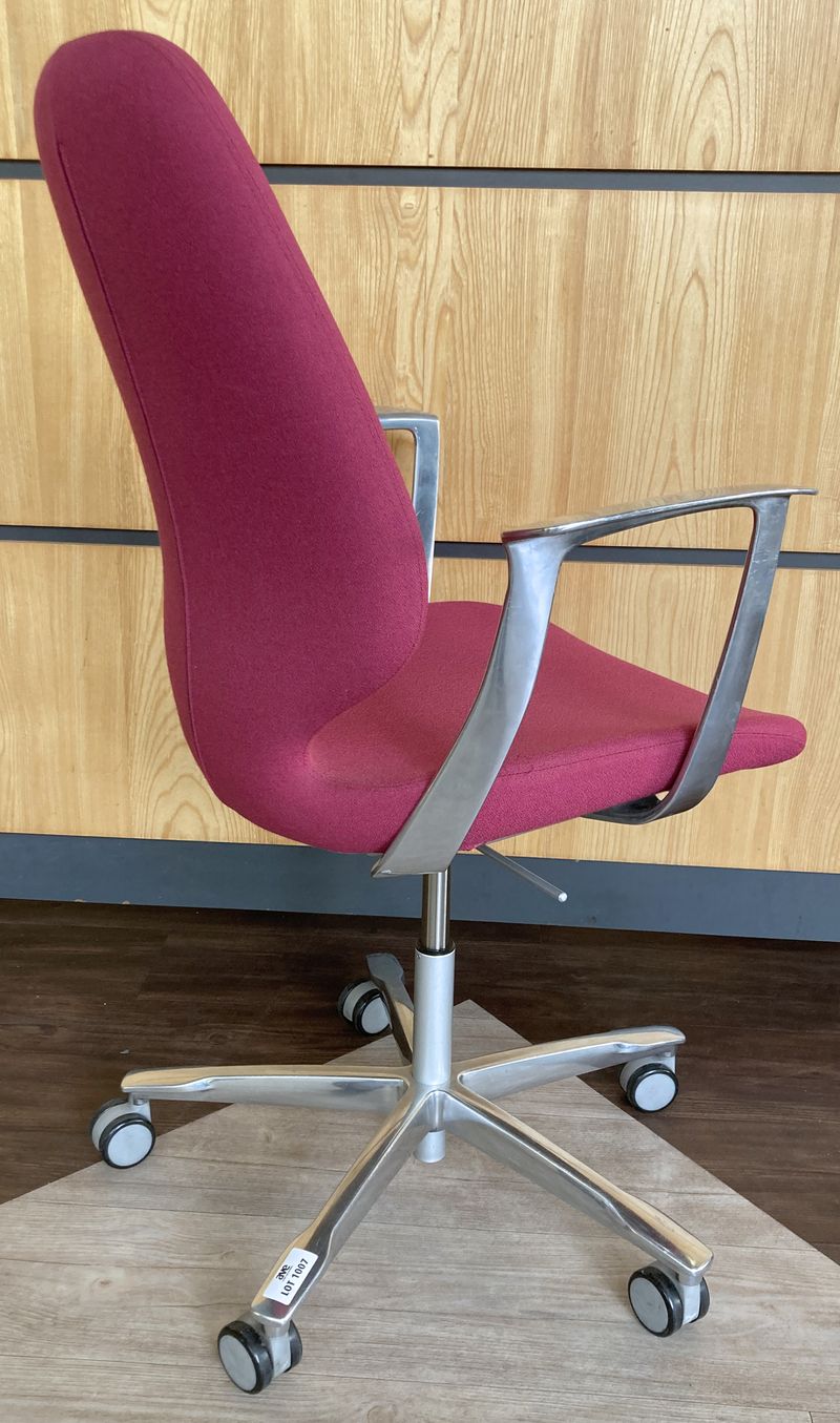 FAUTEUIL DE BUREAU SUR ROULETTE A HAUTEUR AJUSTABLE DE MARQUE KINNARPS MODELE MONROE A DOSSIER ET ASSISE EN TISSU DE COULEUR ROSE, ACCOUDOIRS ET PIETEMENT ETOILE EN ALUMINIUM POLI. 105 X 64 X 70 CM. 15 UNITES. VENDU A L'UNITE AVEC FACULTE DE REUNION. ARCUEIL 4, ARCUEIL 3 00.