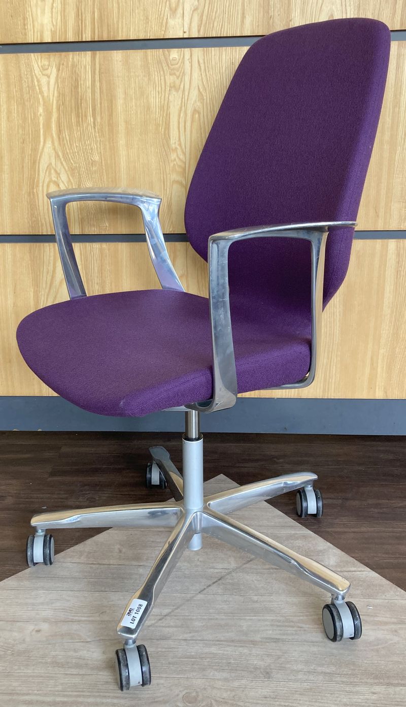 1 UNITE: FAUTEUIL DE BUREAU SUR ROULETTE A HAUTEUR AJUSTABLE DE MARQUE KINNARPS MODELE MONROE A DOSSIER ET ASSISE EN TISSU DE COULEUR VIOLETTE, ACCOUDOIRS ET PIETEMENT ETOILE EN ALUMINIUM POLI. 105 X 64 X 70 CM.ARCUEIL 4, ARCUEIL 3 00.