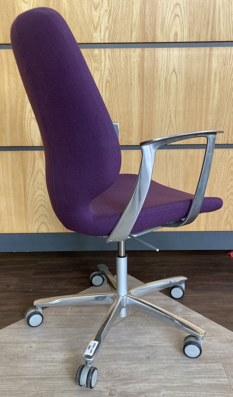 1 UNITE:FAUTEUIL DE BUREAU SUR ROULETTE A HAUTEUR  AJUSTABLE DE MARQUE KINNARPS MODELE MONROE A DOSSIER ET ASSISE EN TISSU DE COULEUR VIOLETTE, ACCOUDOIRS ET PIETEMENT ETOILE EN ALUMINIUM POLI. 105 X 64 X 70 CM.ARCUEIL 4, ARCUEIL 3 00.