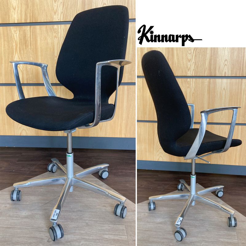 FAUTEUIL DE BUREAU SUR ROULETTE A HAUTEUR AJUSTABLE DE MARQUE KINNARPS MODELE MONROE A DOSSIER ET ASSISE EN TISSU DE COULEUR NOIRE, ACCOUDOIRS ET PIETEMENT ETOILE EN ALUMINIUM POLI. 105 X 64 X 70 CM. 17 UNITES. VENDU A L'UNITE AVEC FACULTE DE REUNION. ARCUEIL 4, ARCUEIL 3 00.