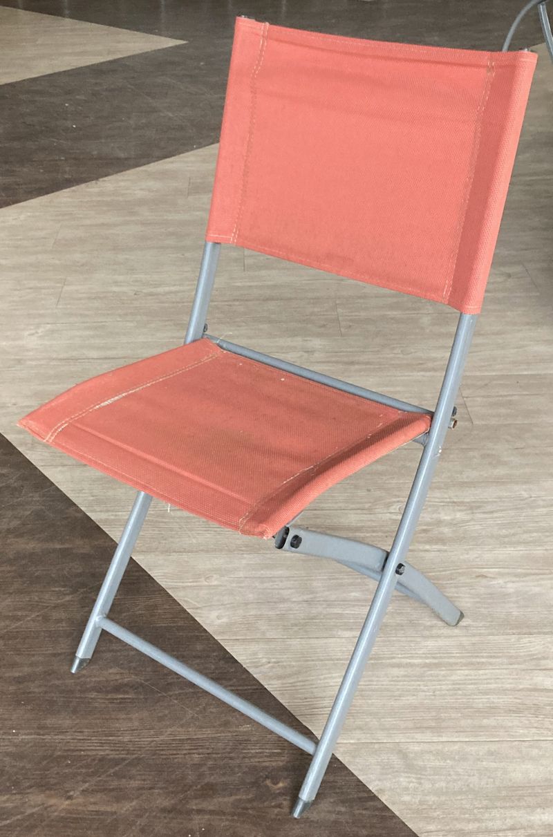 6 UNITES: CHAISE PLIANTE D'EXTERIEUR DOSSIER ET ASSISE EN TOILE DE COULEUR ORANGE ET STRUCTURE EN ACIER LAQUE GRIS. USURE ET ACCIDENTS (TOILE DECHIREE MANQUE EMBOUTS). 83 X 42 X 50 CM. ARCUEIL 4.